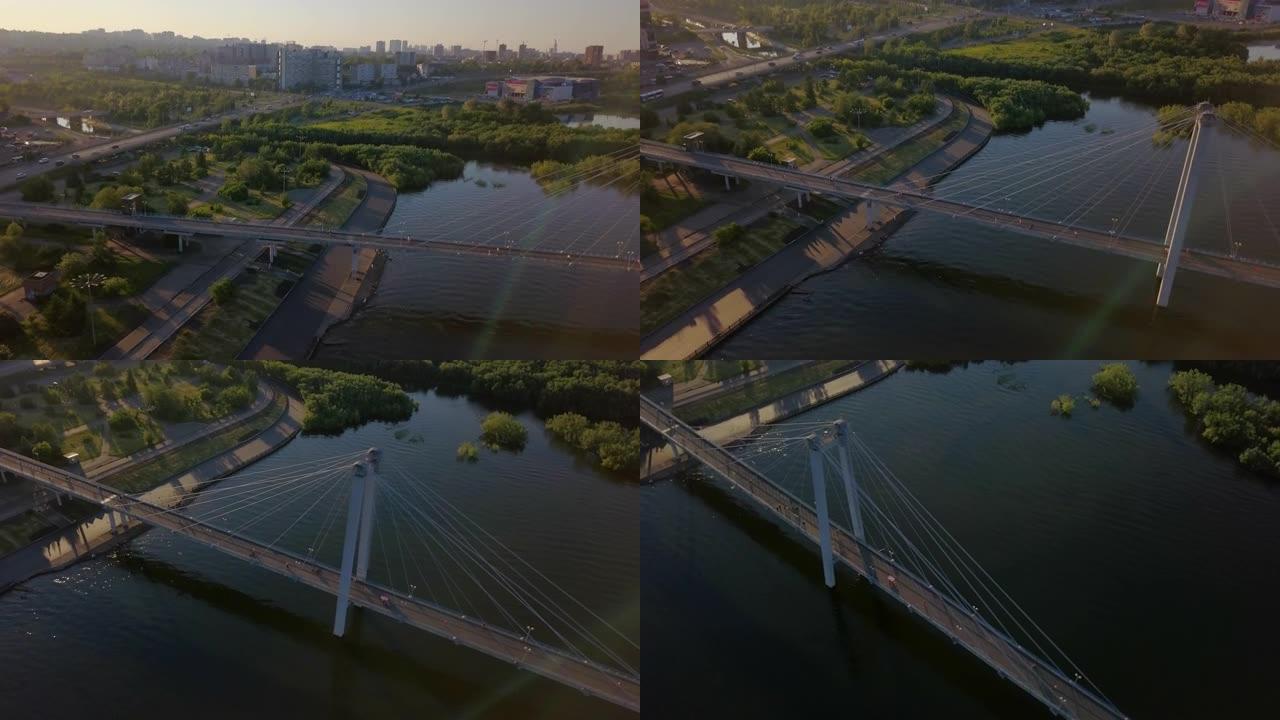 克拉斯诺亚尔斯克艳阳的叶尼塞河水流上的人行天桥