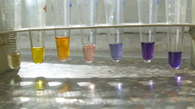 医用试管在实验室里用彩色液态水在实验室里用试剂在窗户上用大理石窗台。