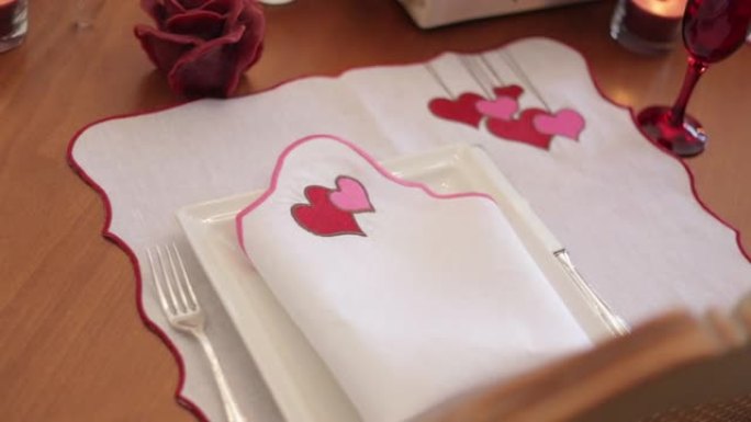 情人节主题餐盘和餐巾架，空心菜和玫瑰餐桌的特写视频，大流行期间空情人节餐桌的慢动作视频，餐桌服务，餐