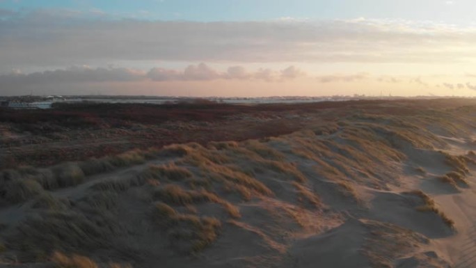 从荷兰海岸的沙丘上看到的韦斯特兰温室的航拍镜头