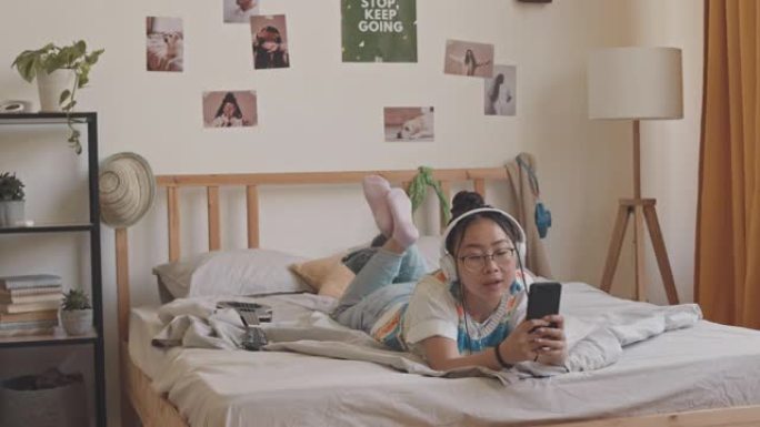 亚洲少女在智能手机上视频聊天