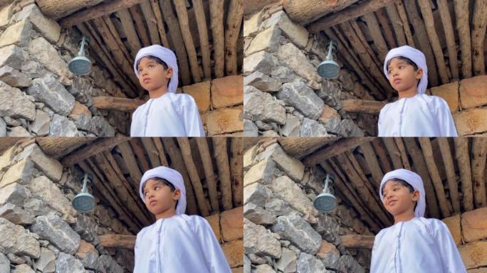 阿拉伯传统房子里的阿拉伯孩子用石头做的
