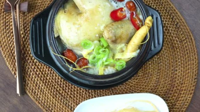 人参鸡汤韩国传统食品在热铁锅，三桂堂或人参鸡汤。