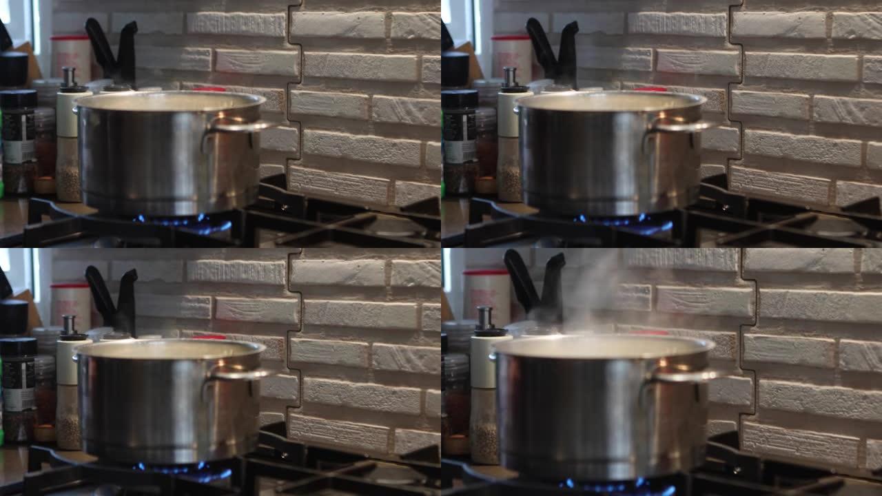 燃气灶上着火的锅，蒸汽从里面冒出来