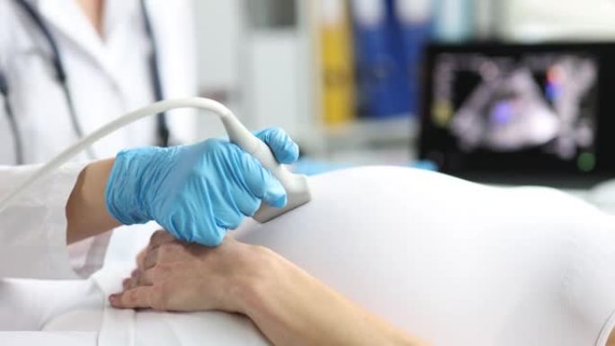 医生在门诊对孕妇做胎儿超声特写4k电影慢动作