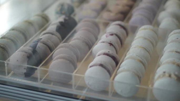 咖啡馆展示了充满甜美的法国糖果，各种柔和色彩的美味杏仁糖。含糖食品增加了含糖饮食者患糖尿病和肥胖问题