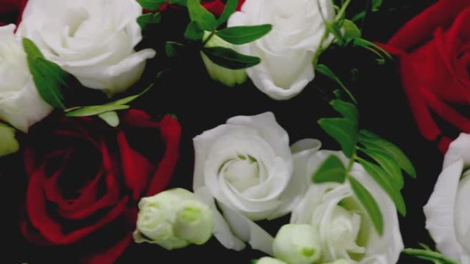 一束新鲜的白红色玫瑰特写