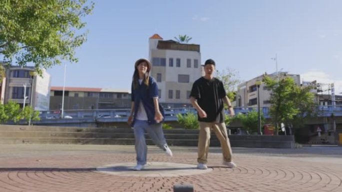 两名台湾青年在公园练习舞蹈