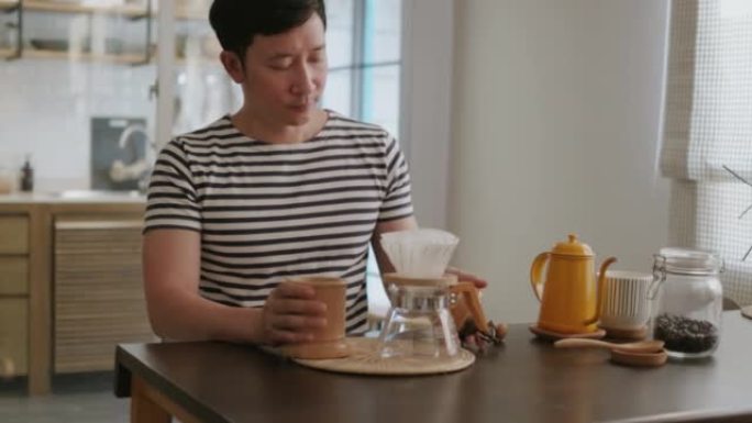 亚洲人在家做手工滴咖啡。