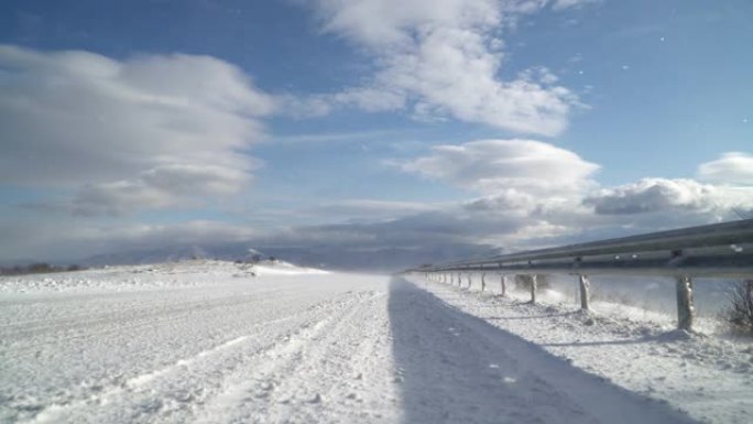 封闭山路的雪堆