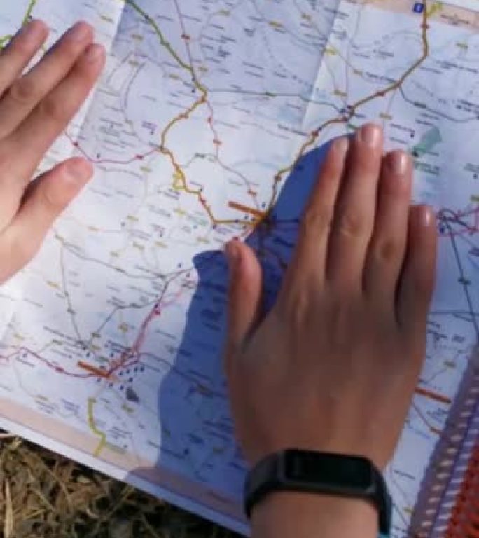 一套用于定向运动和冒险的小工具作为旅行指南针，地图