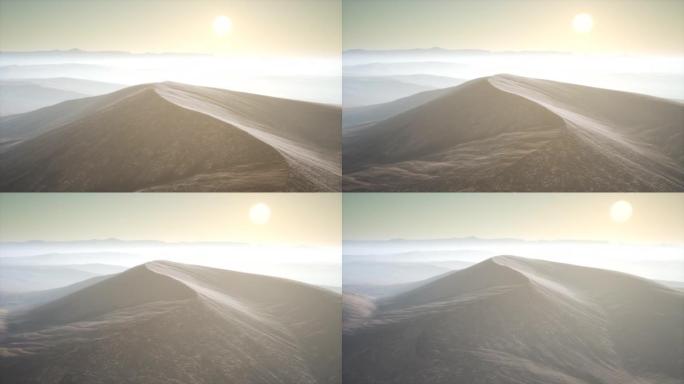 雾中的红沙沙漠沙丘