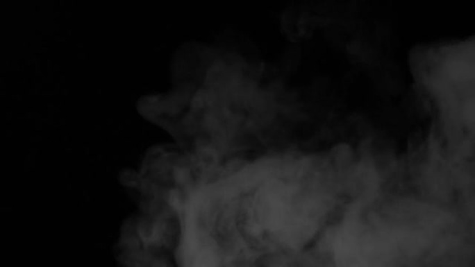 烟雾覆盖镜头覆盖背景。黑色背景上的烟雾运动效果