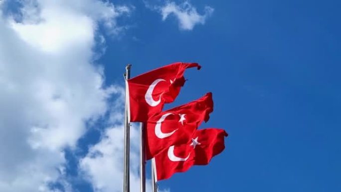 三面土耳其国旗在蓝天下挥舞