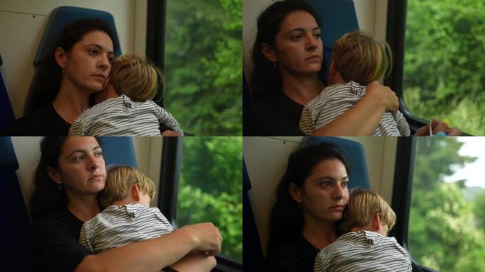 父母入睡时乘火车旅行，怀抱着熟睡的小孩