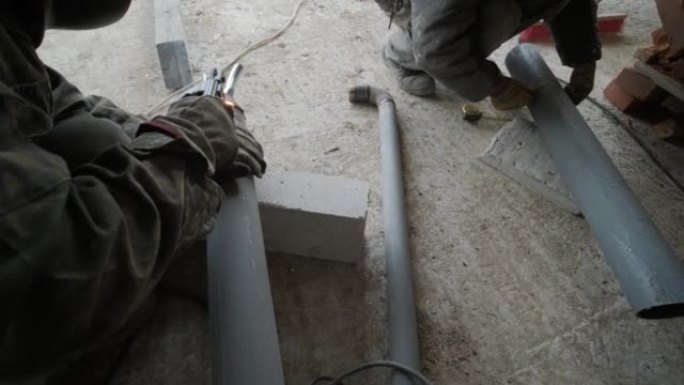 通过带有涂层电极的手动电弧焊对钢管组件的组装进行焊接工作。施工