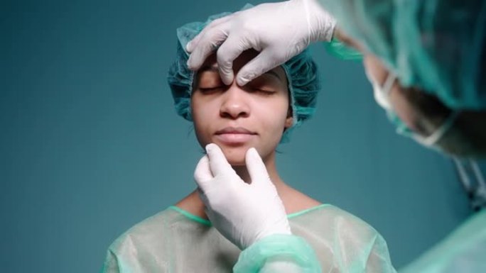 外科医生在隆鼻术前戴着防护手套检查女孩的脸