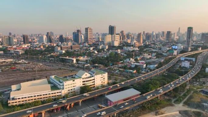 空中无人机在曼谷日落场景的高速公路的高角度视图