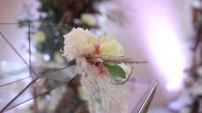 婚礼上的祝贺盒，鲜花装饰
