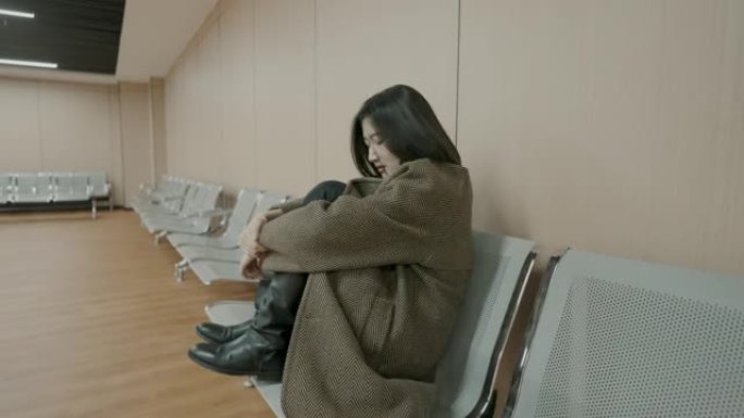 失落的年轻女子坐在医院里