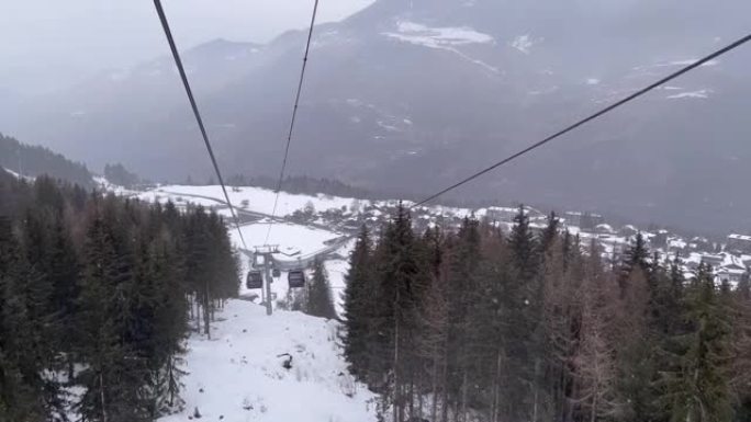 雪天冬天的滑雪吊船景观