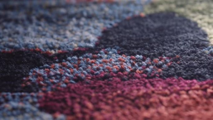 彩色地毯的滑动镜头，特写。纹理效果。