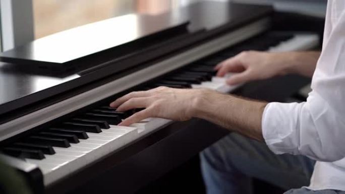 在成人钢琴课中，钢琴家在钢琴上演奏旋律。