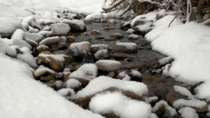 冬天雪中的一条小溪。