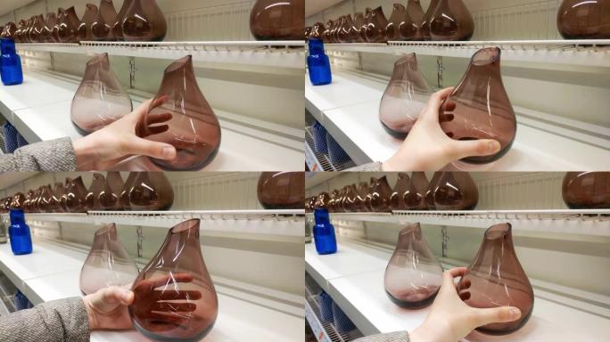 商店里的一个女人看着房子里的花瓶