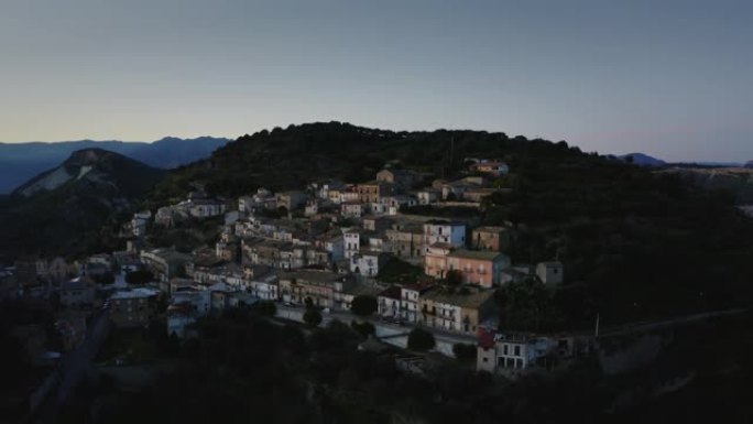 意大利南部卡拉布里亚的Condojanni村，婴儿床状房屋