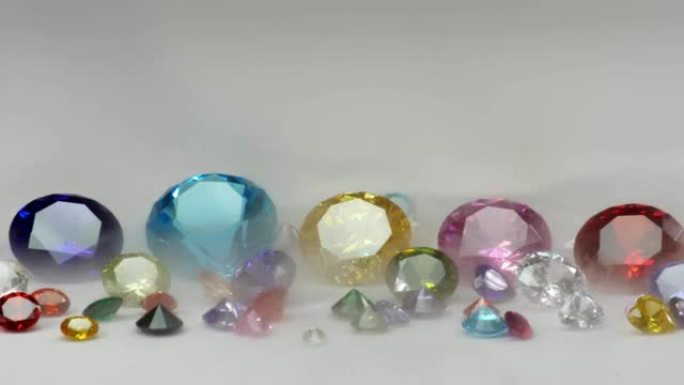 白色薄雾中各种尺寸的彩色钻石。