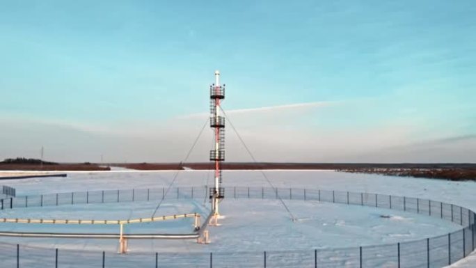 一架无人机在管道周围飞行，以缓解冬季俄罗斯一家石油和天然气精炼厂管道上的紧急气体压力。燃料危机，欧洲