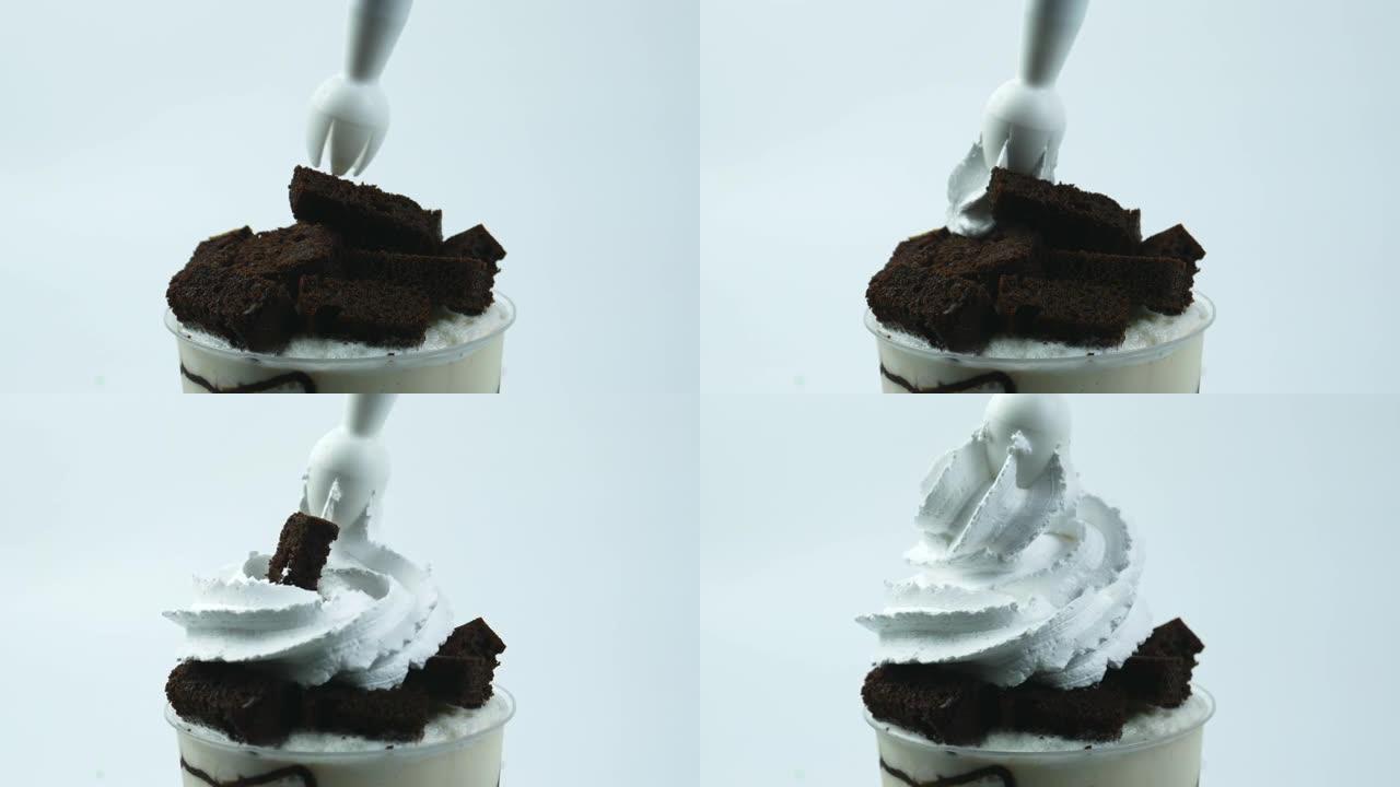 将鲜奶油挤压在顶部核仁巧克力饼上。