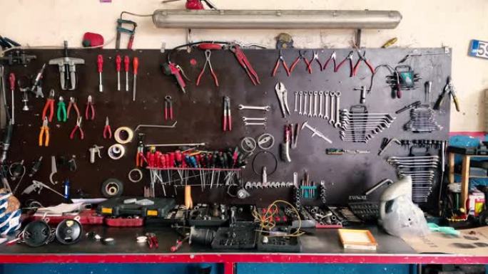 墙上的一套工具，挂在汽车修理工墙上的修理设备，扳手，工具箱