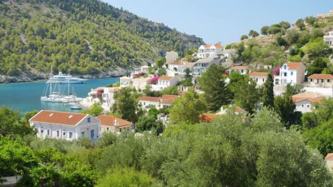凯法利尼亚岛上美丽多彩的阿索斯村。希腊。