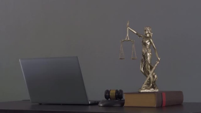 这位律师的法律咨询概念表上的正义女神。