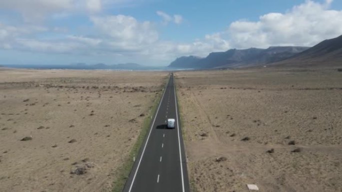 西班牙加那利群岛穿越沙漠的道路的鸟瞰图。