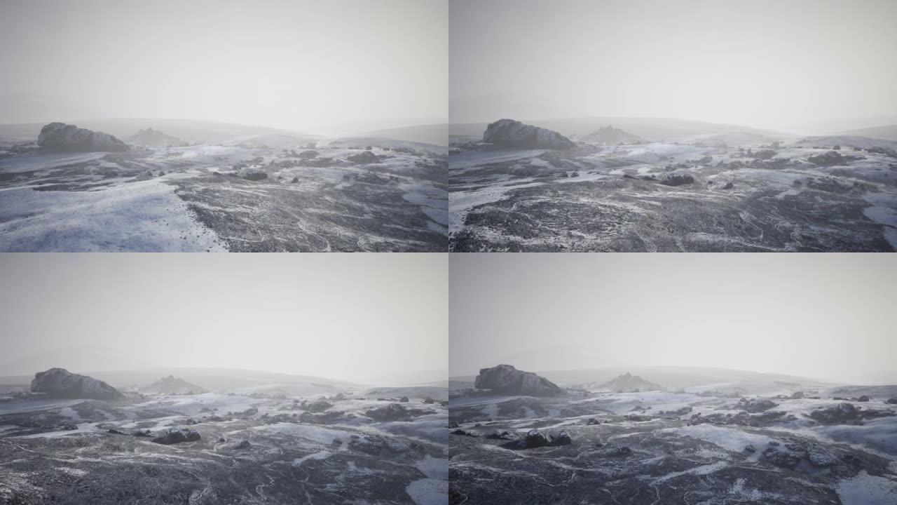 雾中积雪的南极山脉