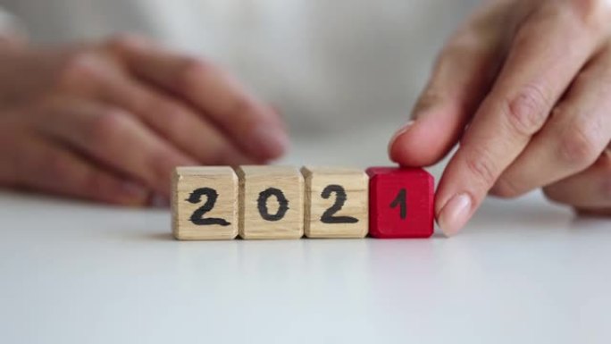 人翻转木制立方体2021年2022年特写