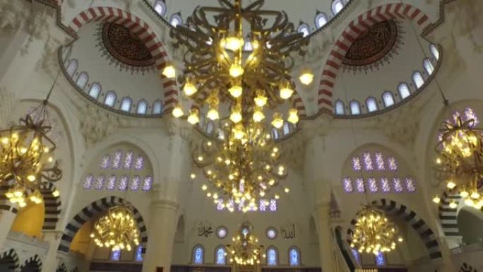4k现代清真寺内部详细跟踪拍摄-米赫拉卜，吊灯，伊斯兰艺术，书法照明艺术，斋月，崇拜，讲坛，圆顶，寺