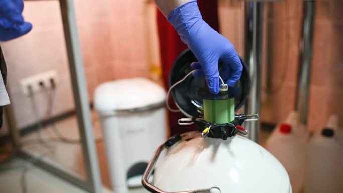 在现代IVF诊所的冷冻库中，带有液氮的杜瓦瓶和冷冻胚胎和卵。生殖医学，体外受精