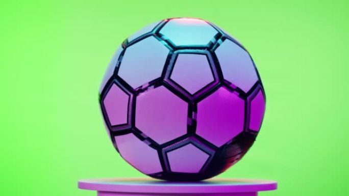 色键绿色背景上的足球球，专业运动器材特写旋转