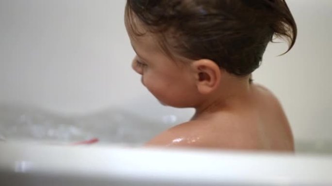 浴缸里的小男孩洗澡的孩子
