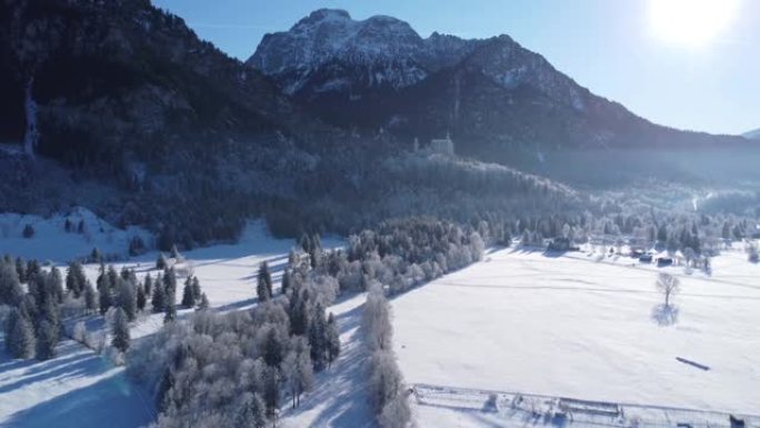 从无人机上看到冬季山脉全景中的新天鹅堡。