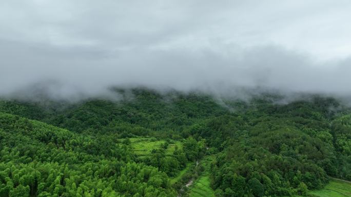 航拍深山里的小村庄