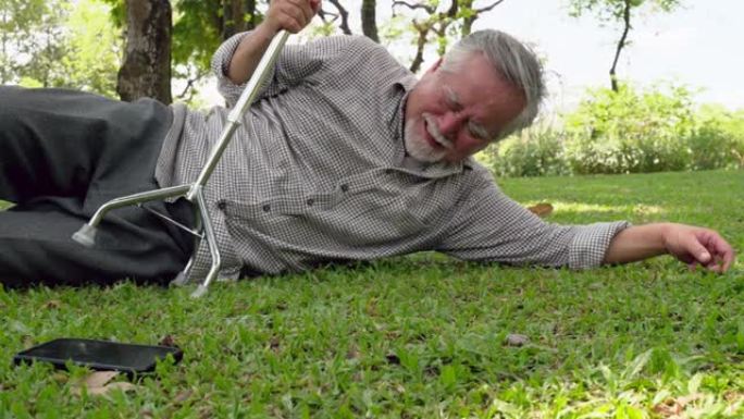 一位老人在使用拐杖时摔倒。