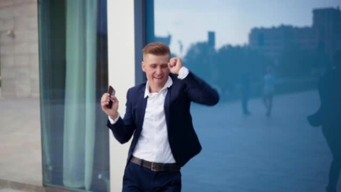 商业，庆祝成功的商人兴奋的高加索男性商人赢得在线赌场