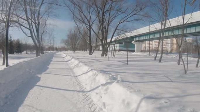 莫斯科Yuzhnoye Butovo居民区大雪后，公园里的一条地上地铁线