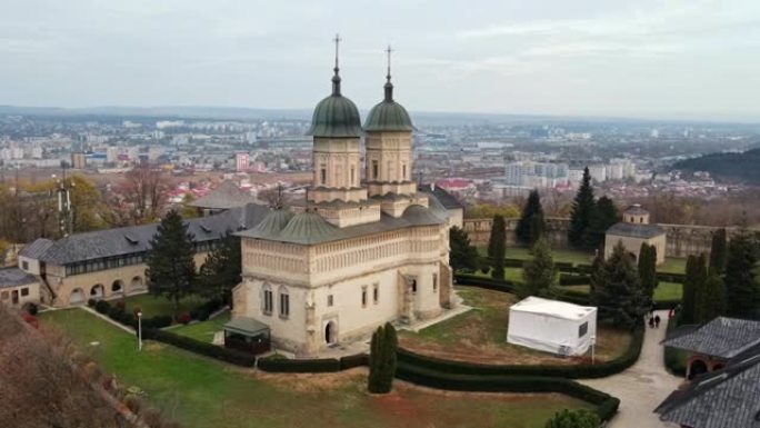 罗马尼亚雅西的Cetatuia修道院的空中无人机视图。主教堂，内院和建筑物，背景上的城市