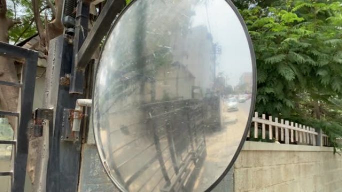 凹透镜镜中的反射。街道或交通凹面镜。